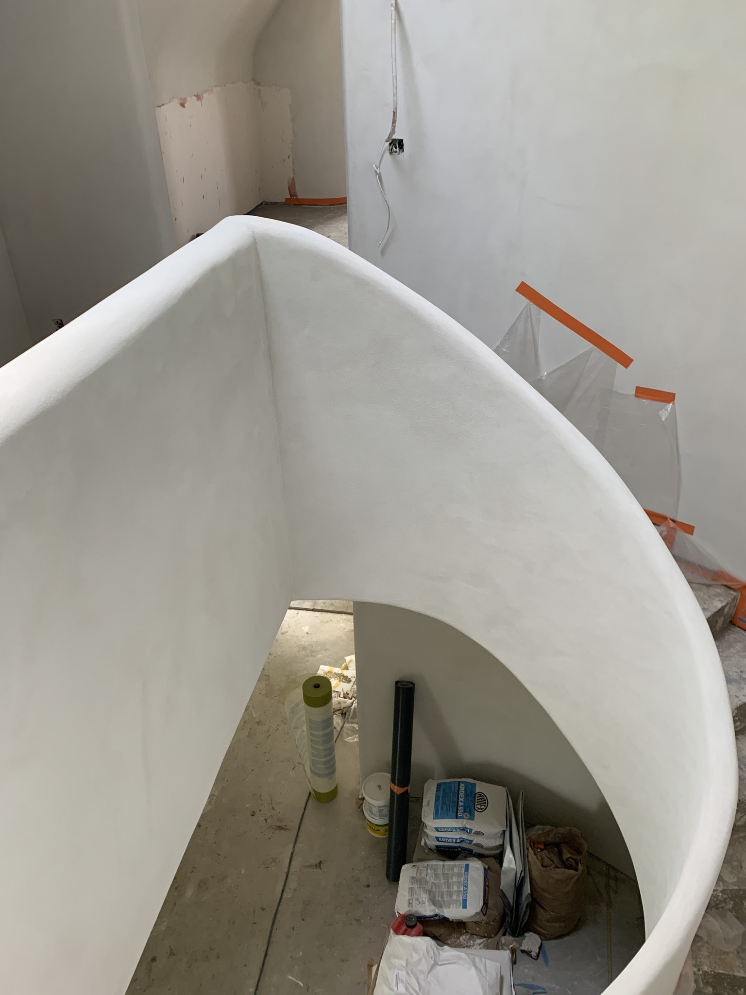 Interieur met natuurlijke lichtinval en gladde wandafwerking