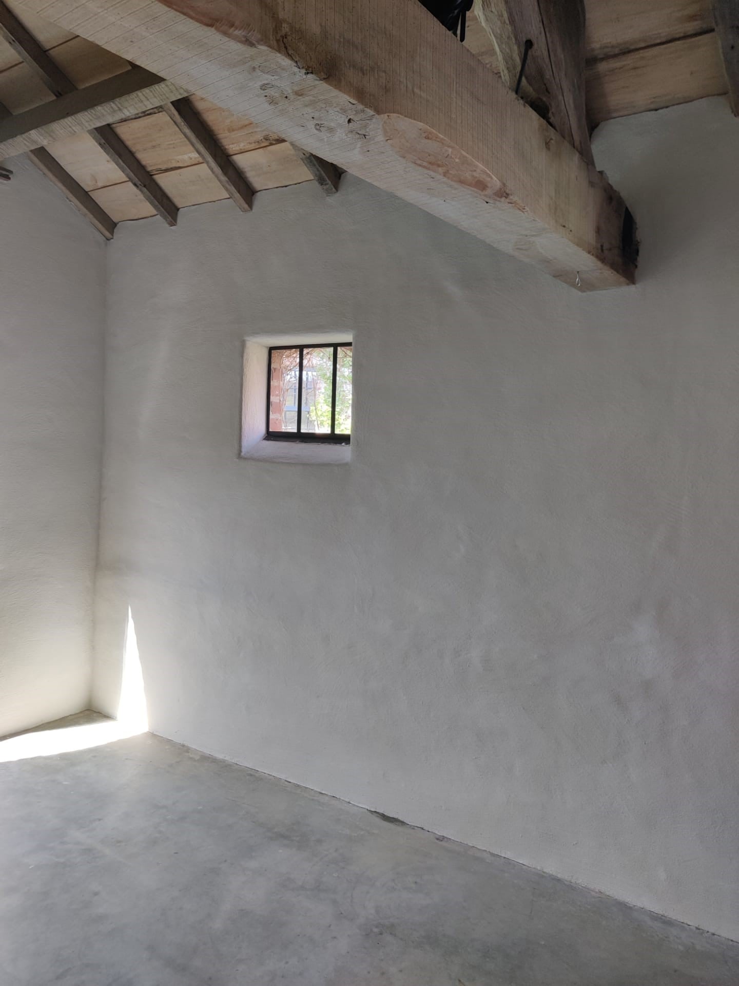 Pleisterwerken in een ruimte met houten dakstructuur